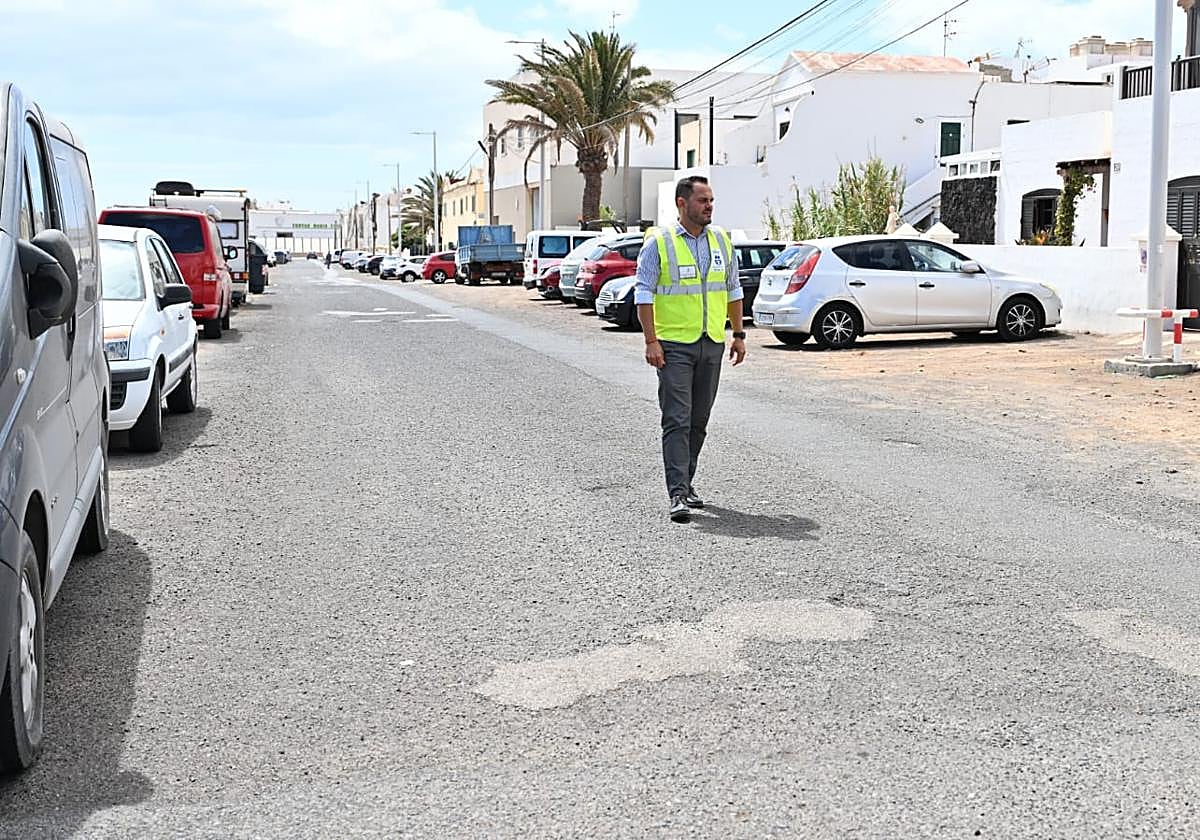 Yonathan de León en una calle con deterioro visible.