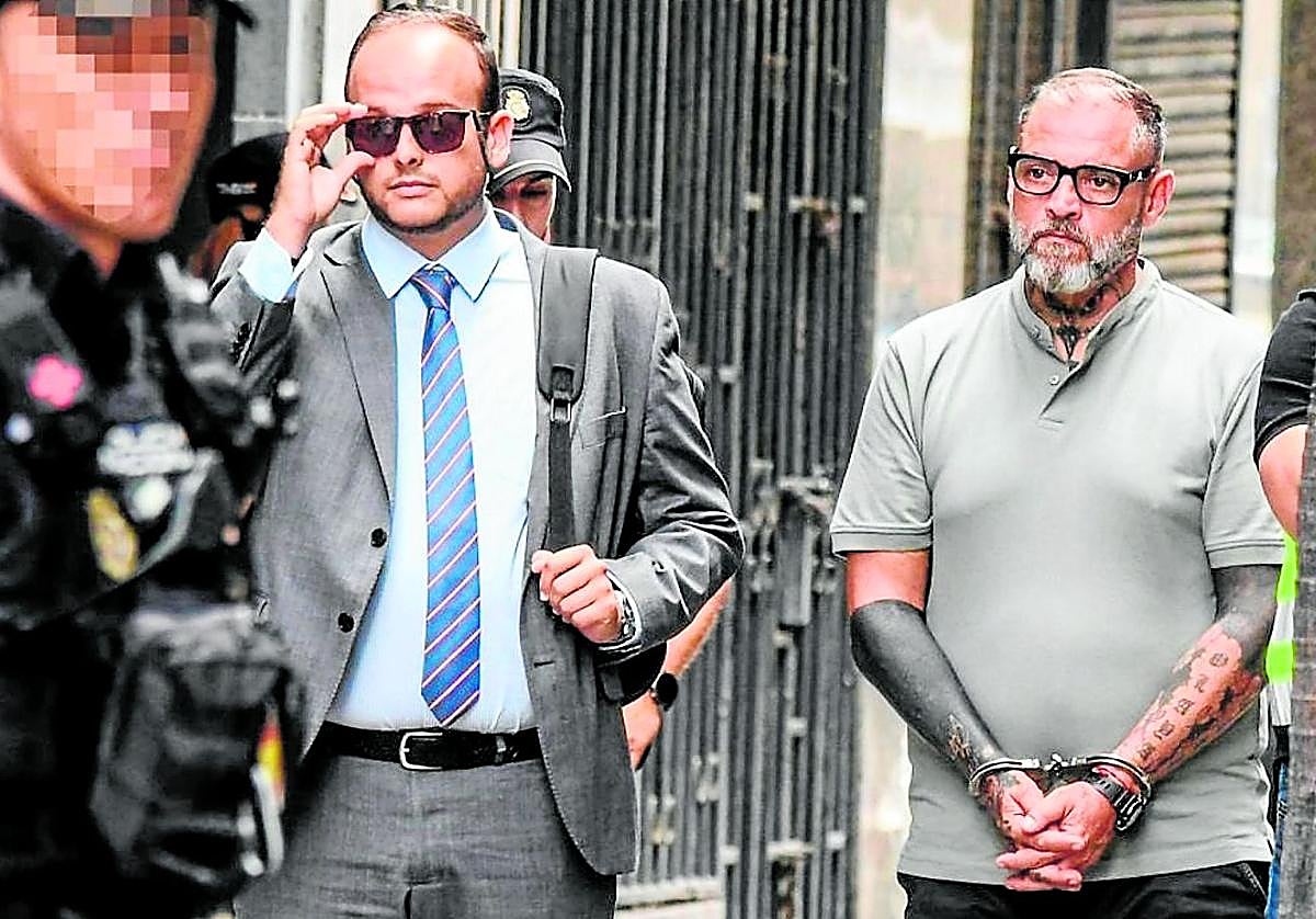 José Miguel, alias el Gallego, a la derecha, junto a su abogado Juan Rafael Martín Hernández.