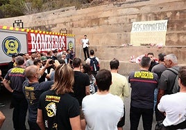 Manifestación de los bomberos de Las Palmas de Gran Canaria este lunes.