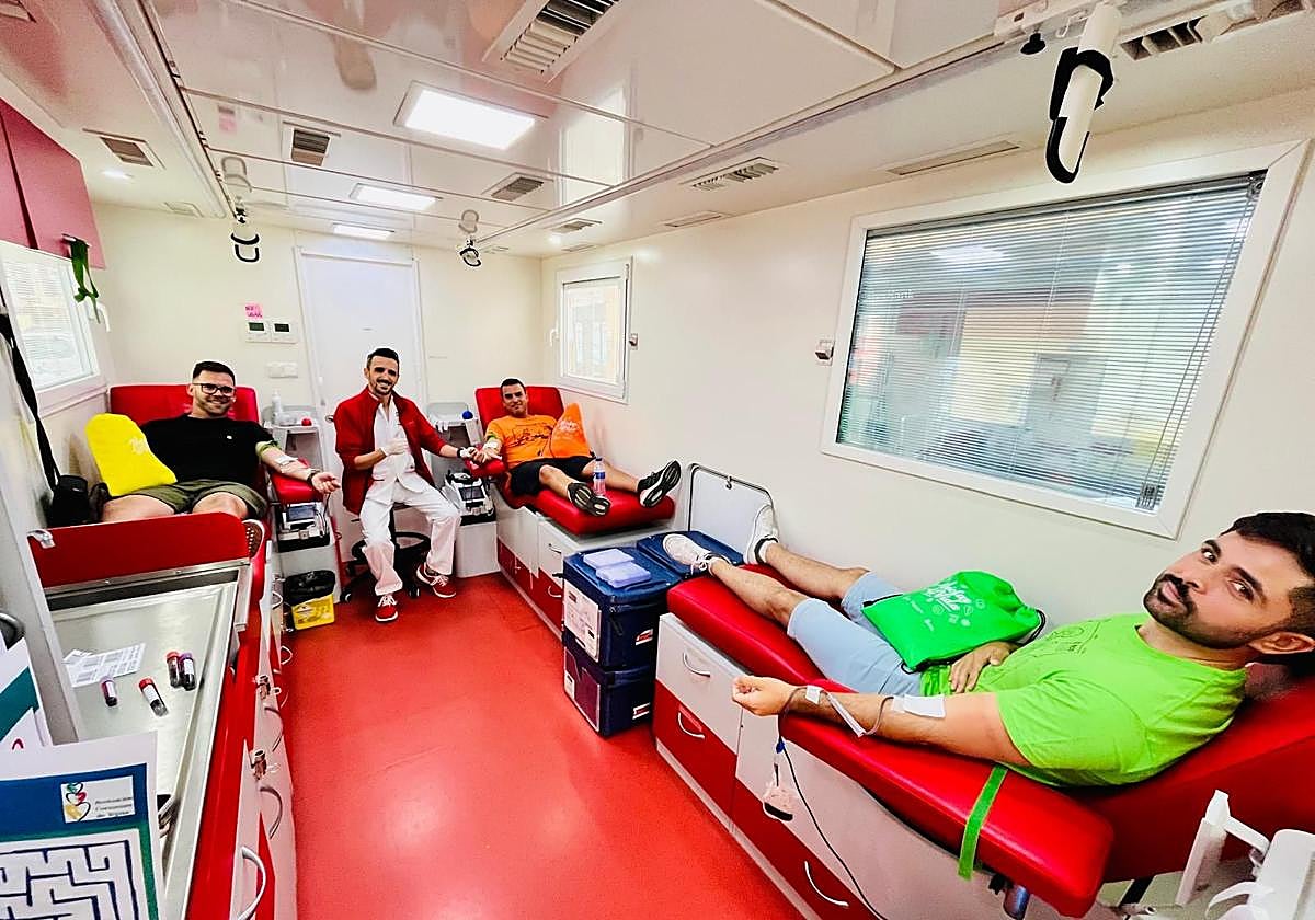 Donantes en la unidad móvil del banco de sangre en su visita a la localidad tinerfeña de Tejina.