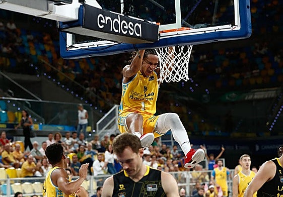 Mate de Lucas Maniema. El canterano amarillo será, por la condición de «cupo» (JFL), una pieza importante en las rotaciones del equipo claretiano en la competición europea.