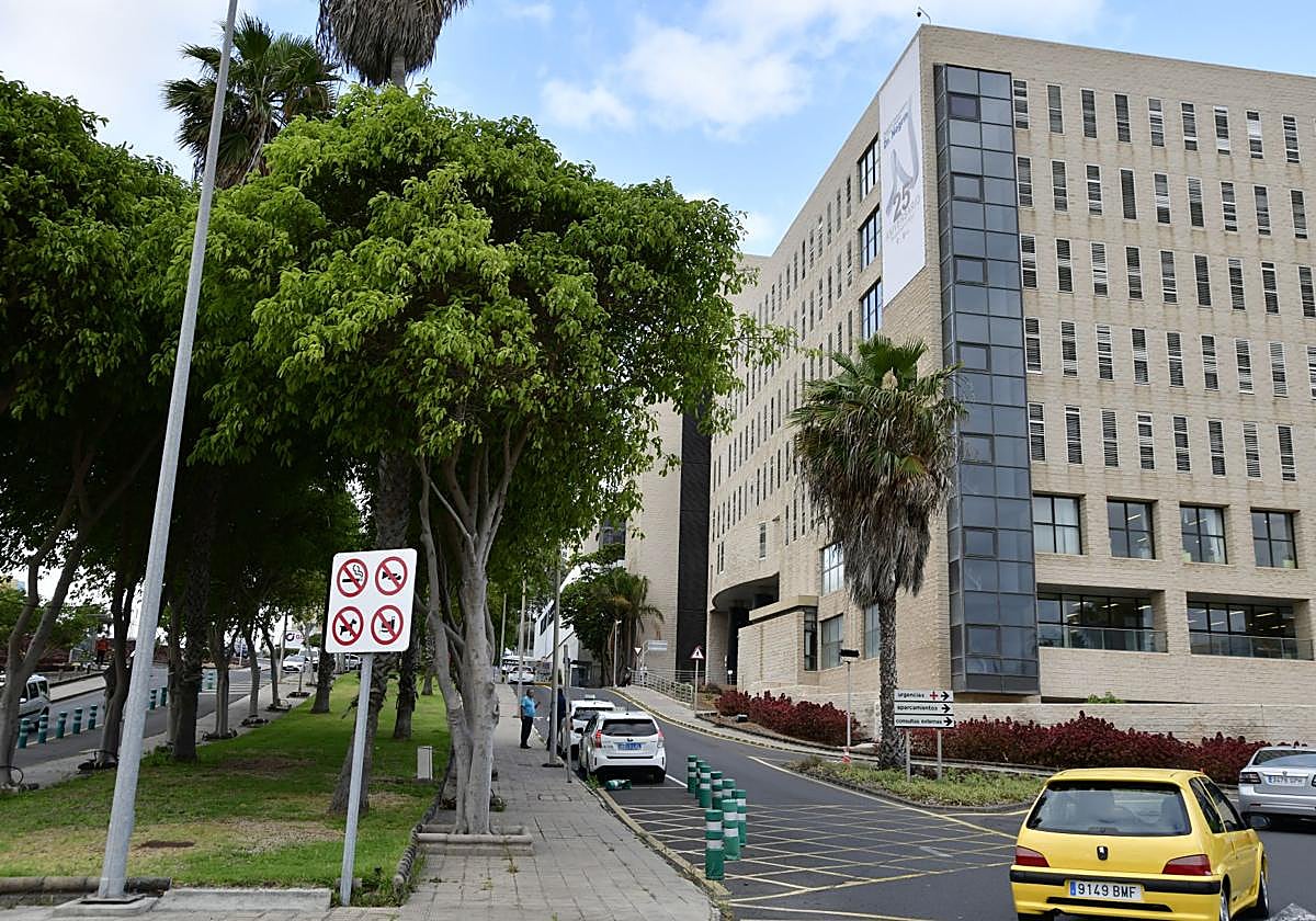 El herido fue trasladado al Hospital Doctor Negrín.