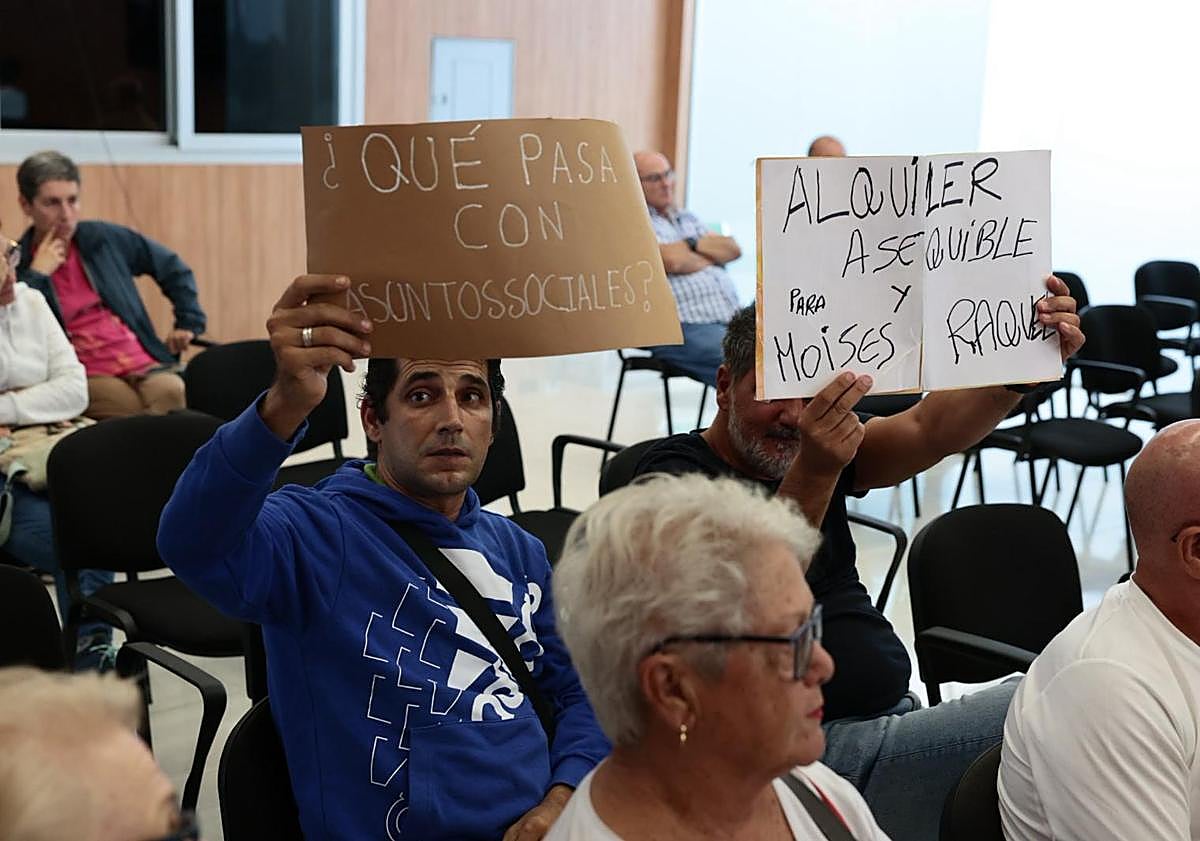 Imagen principal - Grupo de personas con pancartas.