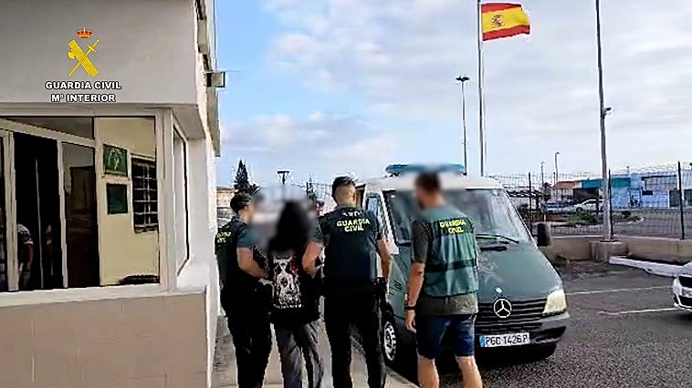 Imagen del momento de la detención del hombre de 30 años en Corralejo.