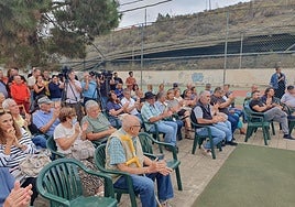 Vecinos en una reunión celebrada en el colegio de La Solana.
