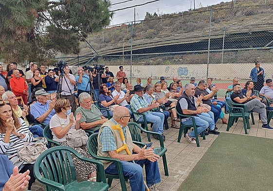 Vecinos en una reunión celebrada en el colegio de La Solana.
