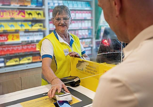 Expendedora DISA atendiendo a un cliente.