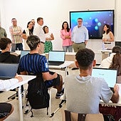 Los consejeros regionales de Educación y de Empleo respectivamente, Poli Suárez y Jessica de León, en una de las aulas del nuevo CIFP En Morro Jable, en el municipio de Pájara.