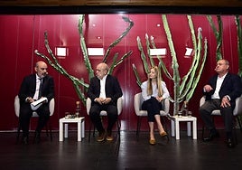 Anna Quintanilla, Virgilio Correa y José María Mañaricua en la sede del periódico.
