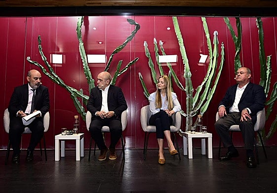 Francisco Suárez (i), director de CANARIAS7, presenta el foro junto a José María Mañaricua, Anna Quintanilla y Virgilio Correa.