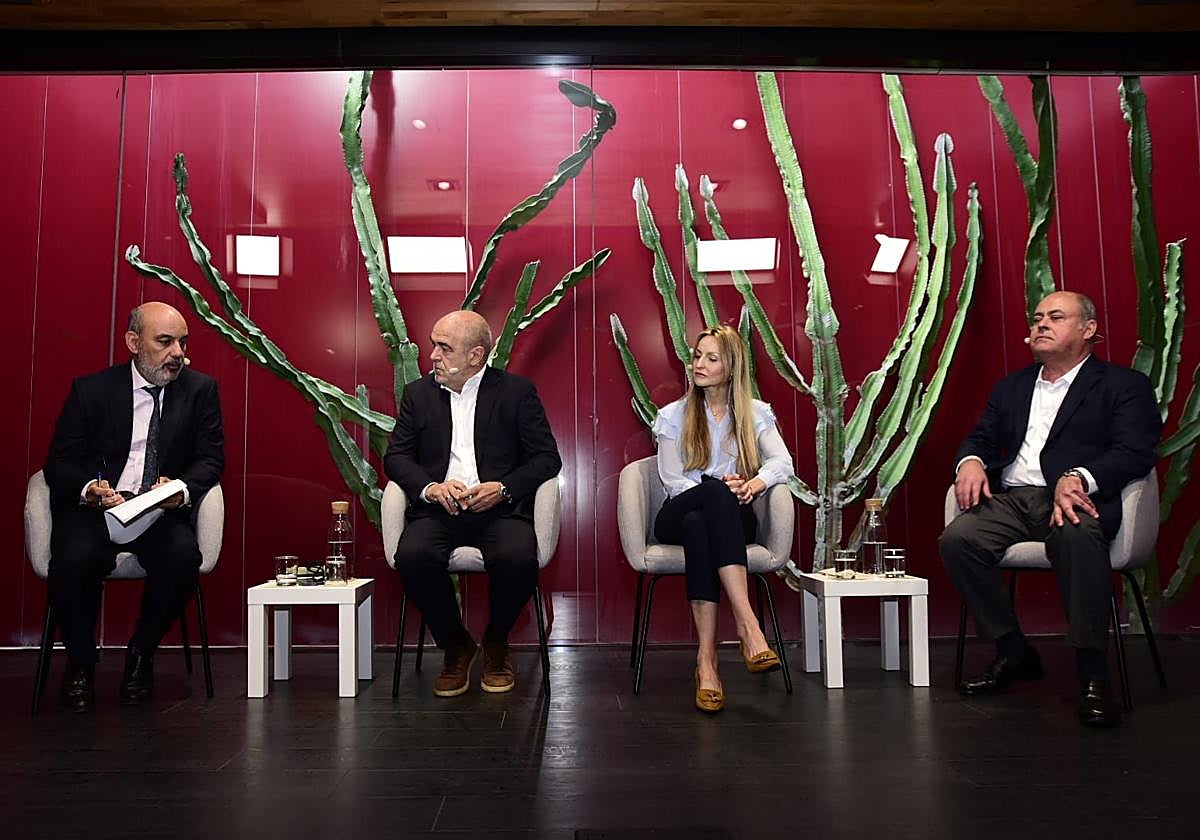 Francisco Suárez (i), director de CANARIAS7, presenta el foro junto a José María Mañaricua, Anna Quintanilla y Virgilio Correa.