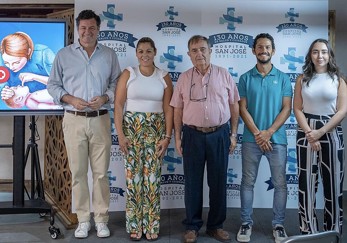 De izq. a drcha: Miguel Ruiz San Román, gerente de Hospital San José junto a parte del equipo docente coordinado por el Dr. Carlos Siles, pediatra del centro.