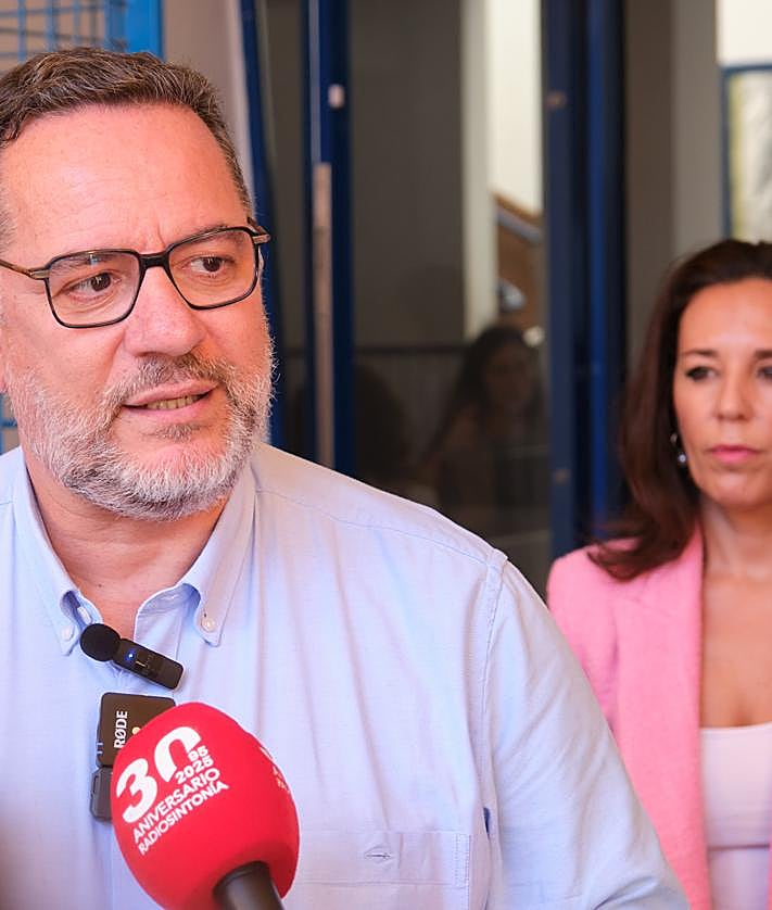 Imagen secundaria 2 - Poli Suárez y Jessica de León, consejeros regionales, recorrieron las instalaciones del antiguo CEIP El Ciervo reconvertido en CIFP.