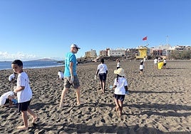 Estudiantes y docentes del Liceo trabajaron juntos para limpiar áreas cercanas al colegio y las playas del municipio de Telde.
