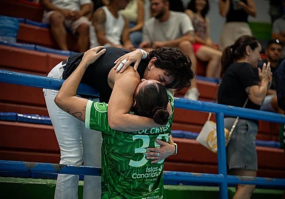 Bocchieri abraza a su madre.