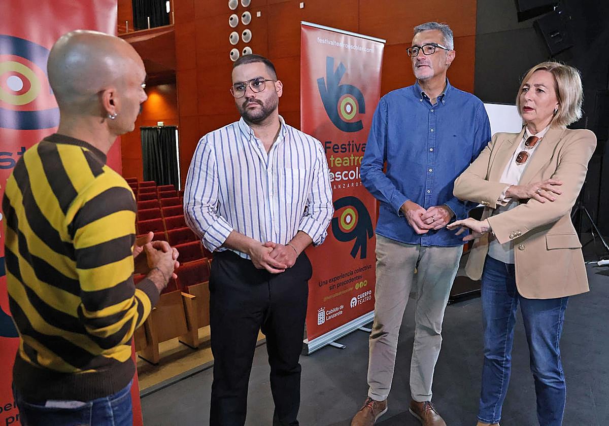 Autoridades en una actividad en el Teatro El Salinero.