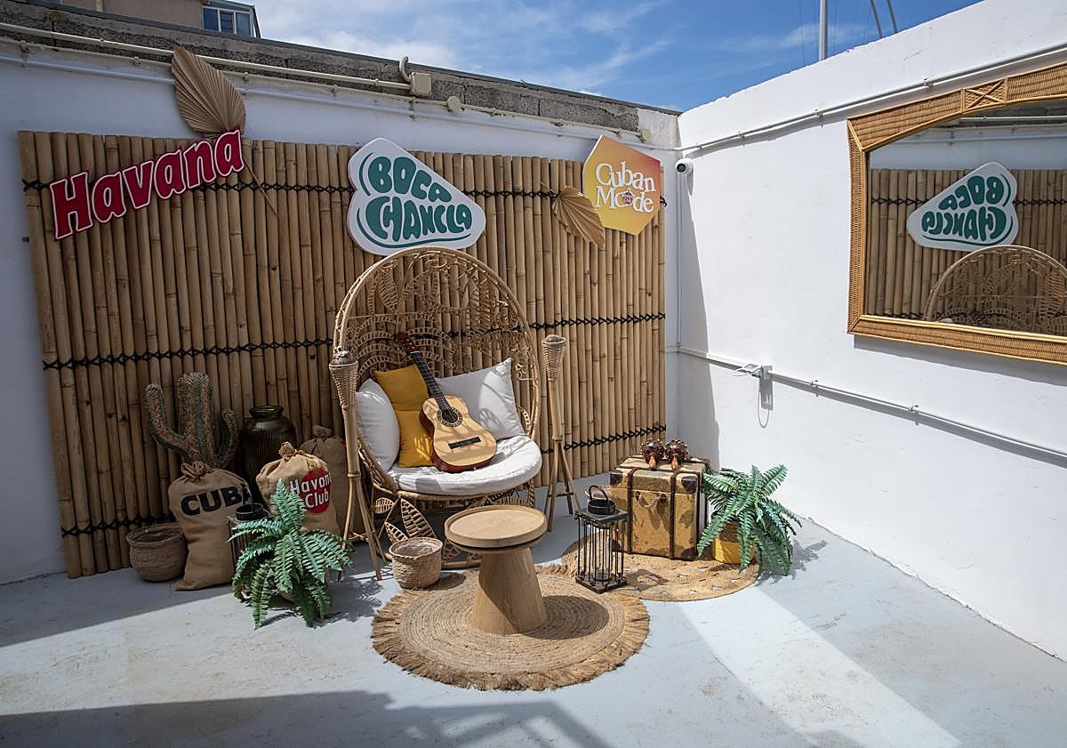 Imagen principal - Espacios de Bocachancla y una piña colada, especialida de la casa.