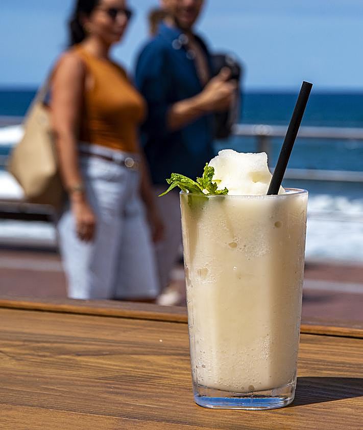 Imagen secundaria 2 - Espacios de Bocachancla y una piña colada, especialida de la casa.