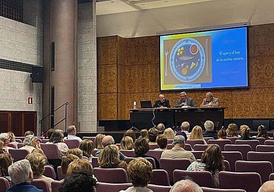 Miguel Ángel Almodóvar a la izquierda de la imagen, Lluís Serra, rector de la ULPGC y Francisco Almeida, presidente del consejo social de la ULL