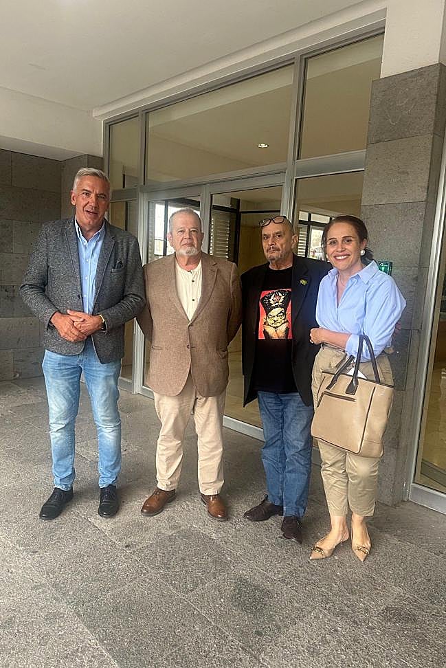 De izquierda a derecha, Lluís Serra, Francisco Almeida, Miguel A´el Almódovar y Vanessa Santana