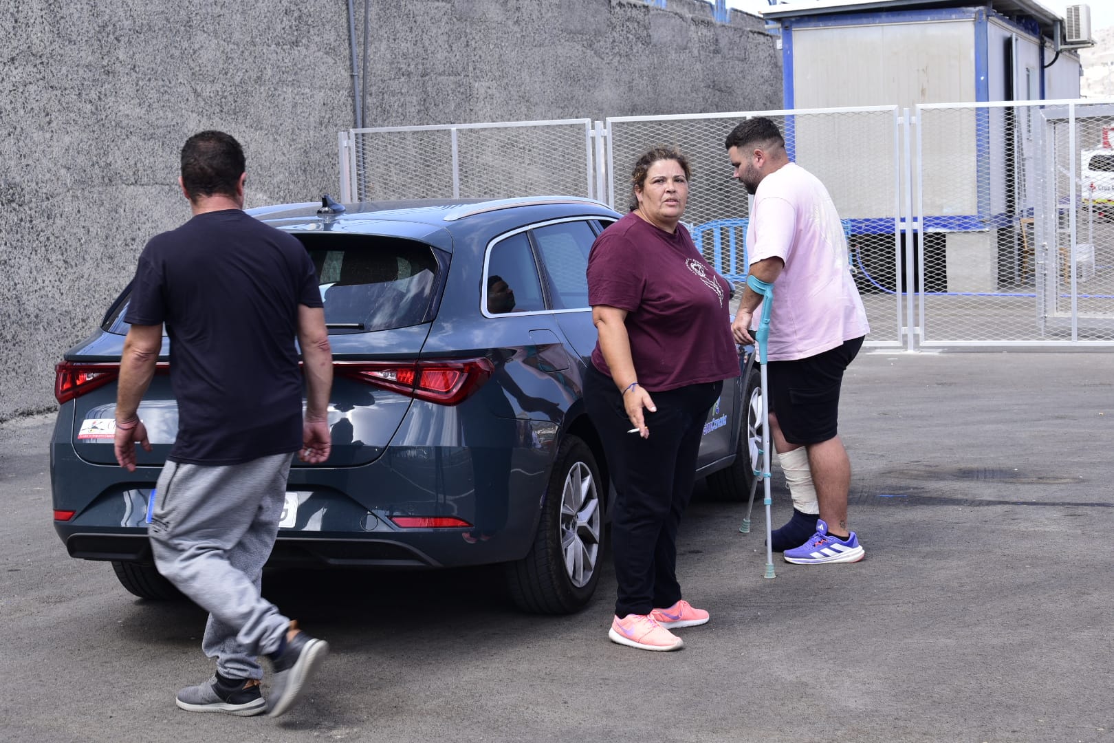 La espera de los familiares de Lionel Ramírez en el muelle de Arguineguín
