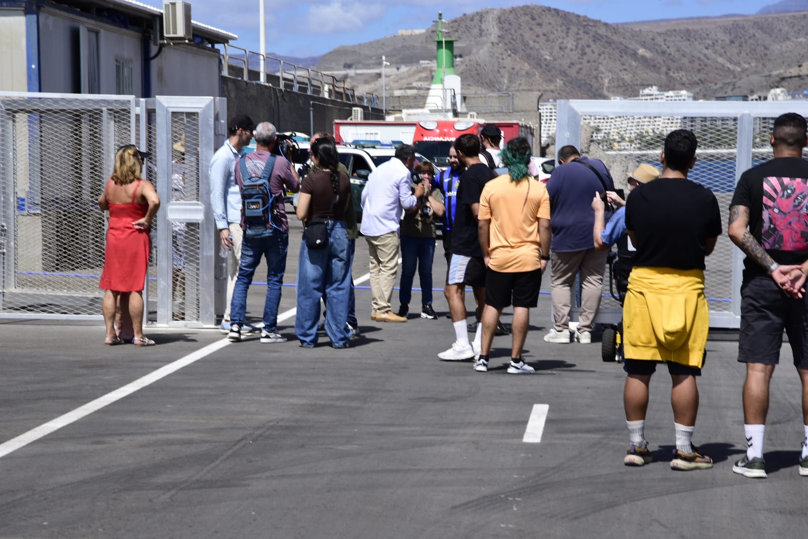 La espera de los familiares de Lionel Ramírez en el muelle de Arguineguín