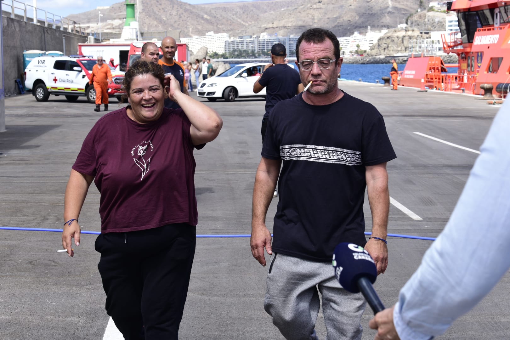 La espera de los familiares de Lionel Ramírez en el muelle de Arguineguín