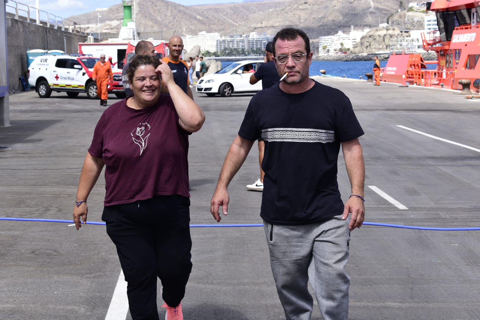 La espera de los familiares de Lionel Ramírez en el muelle de Arguineguín