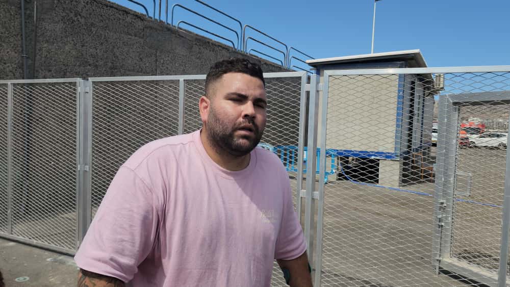 La espera de los familiares de Lionel Ramírez en el muelle de Arguineguín