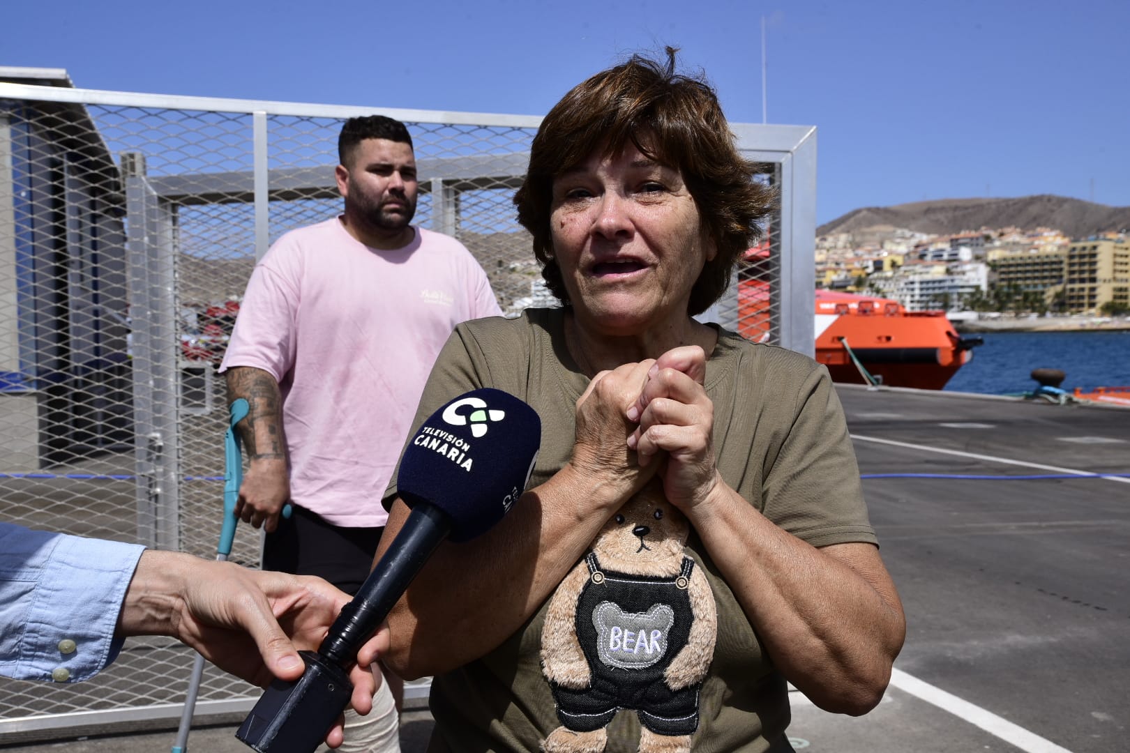 La espera de los familiares de Lionel Ramírez en el muelle de Arguineguín