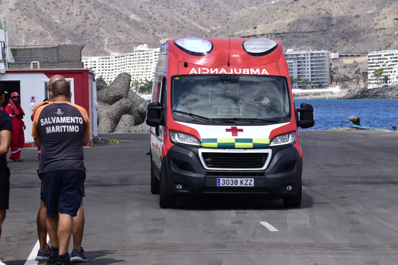 La espera de los familiares de Lionel Ramírez en el muelle de Arguineguín