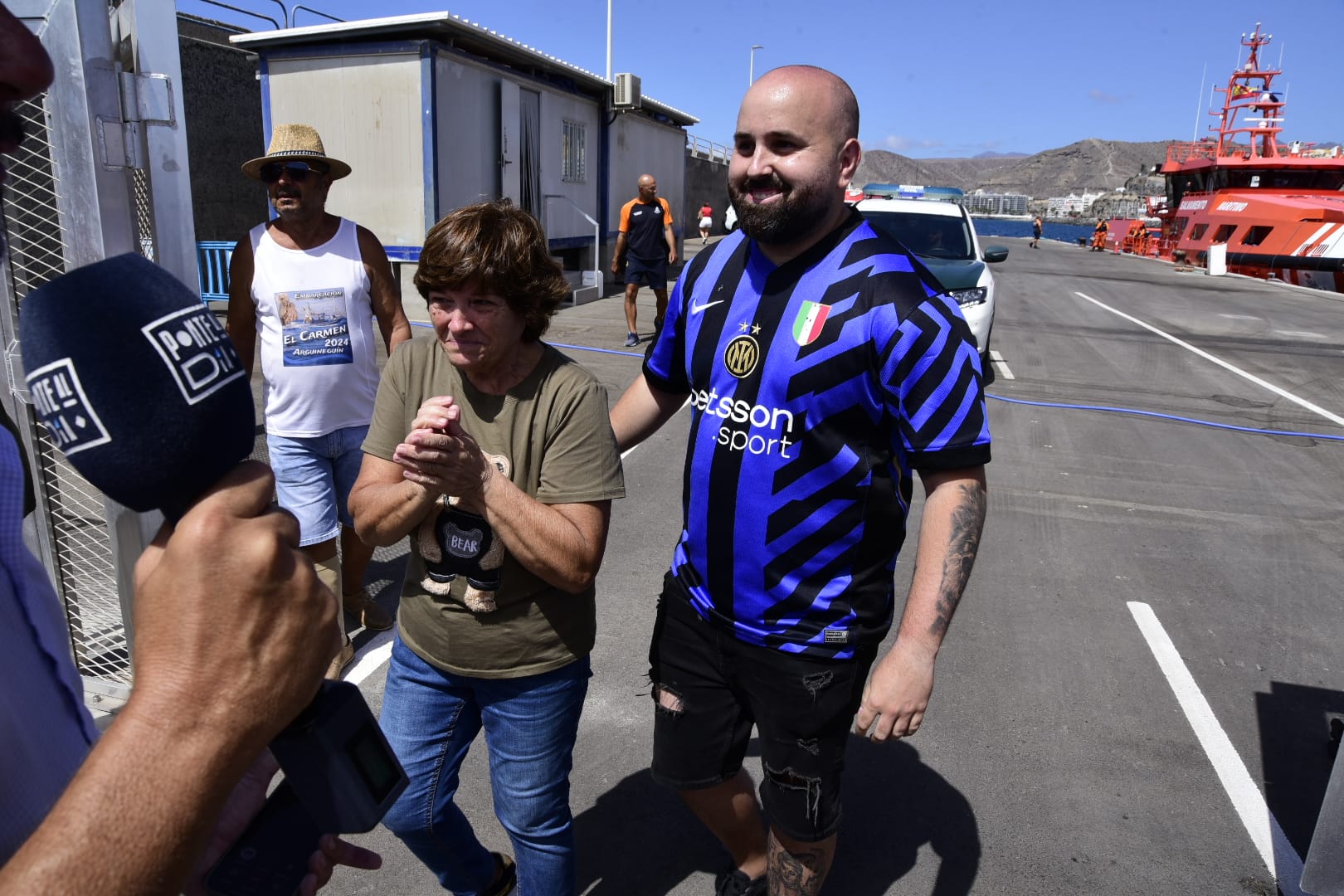 La espera de los familiares de Lionel Ramírez en el muelle de Arguineguín