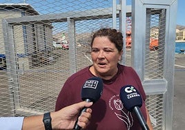 La madre de Lionel, Natividad, atendió a los periodistas a pie de muelle.