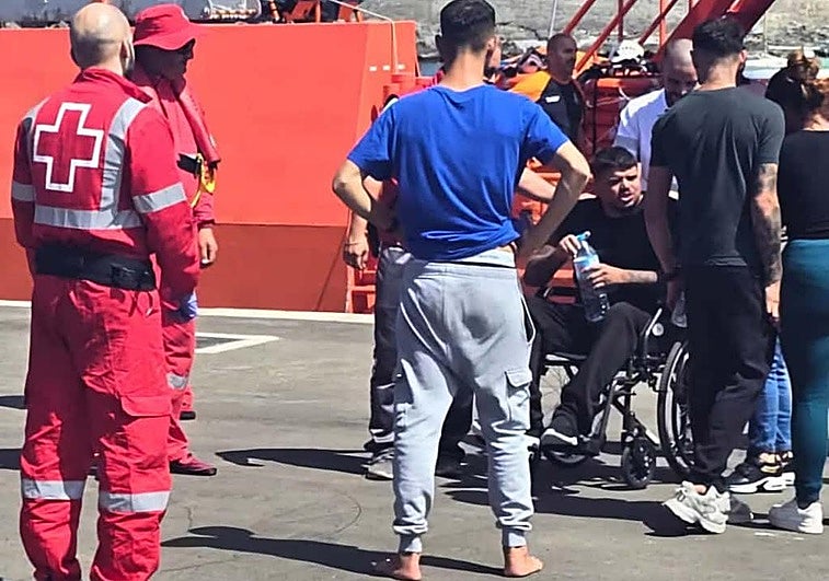 Lionel Ramírez, en silla de ruedas, a su llegada al muelle de Arguineguín.