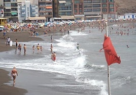 La playa de Melenara con bandera roja.