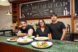 De izquierda a derecha: Jose, cocicero del restaurante; Verónica, dueña y Samuel, hijo de Verónica.