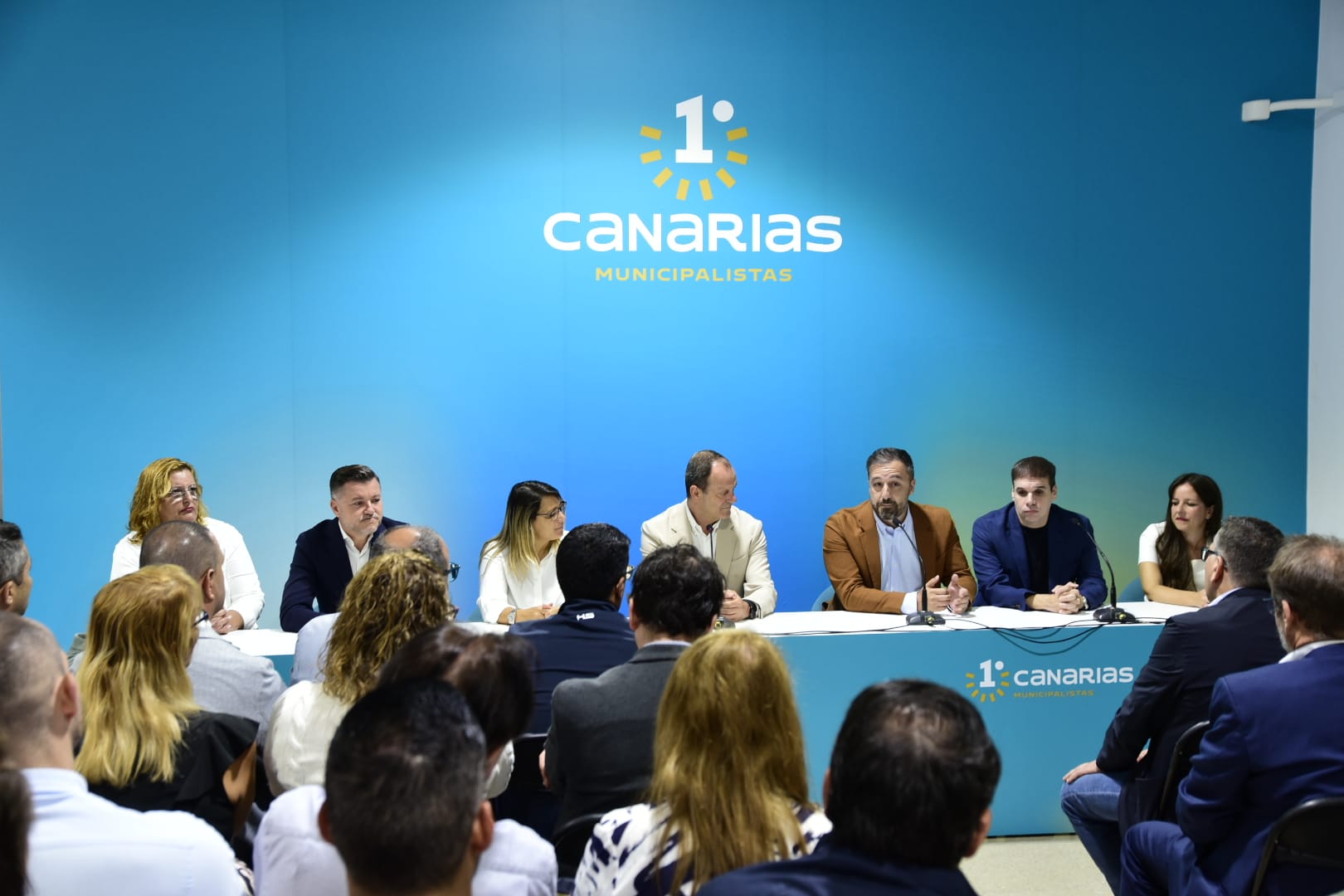 Dirigentes de Ciuca junto a los miembros del partido Primero Canarias para explicar su adhesión.