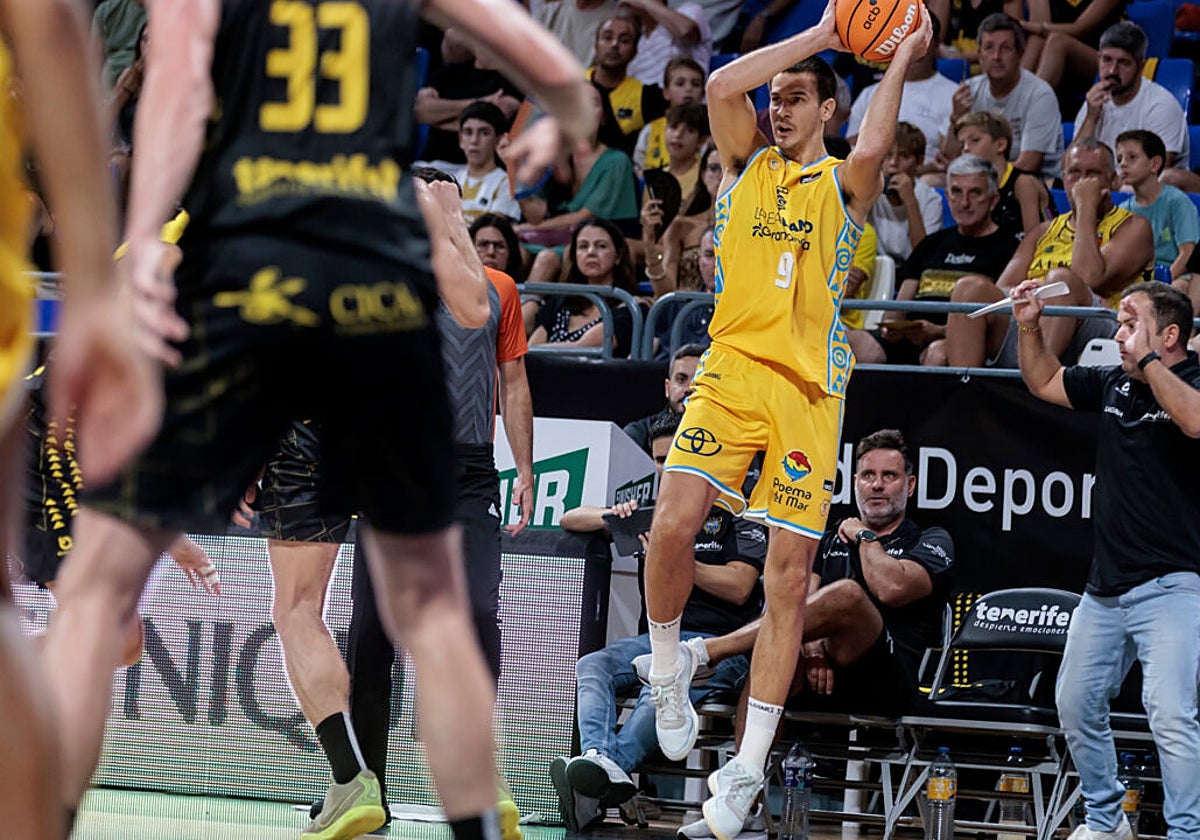 Imagen de Nico Brussino en el último derbi de pretemporada.
