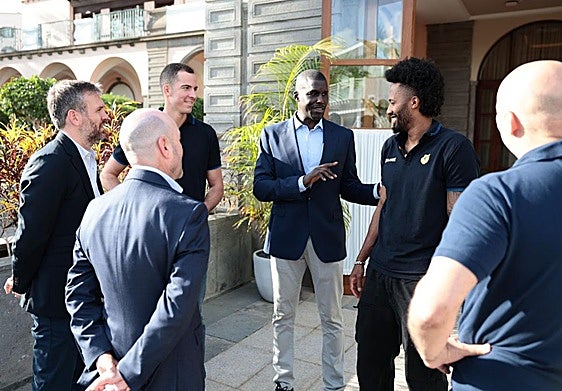 Directivos y jugadores del Dreamland Gran Canaria en el acto de presentación frente a los medios.