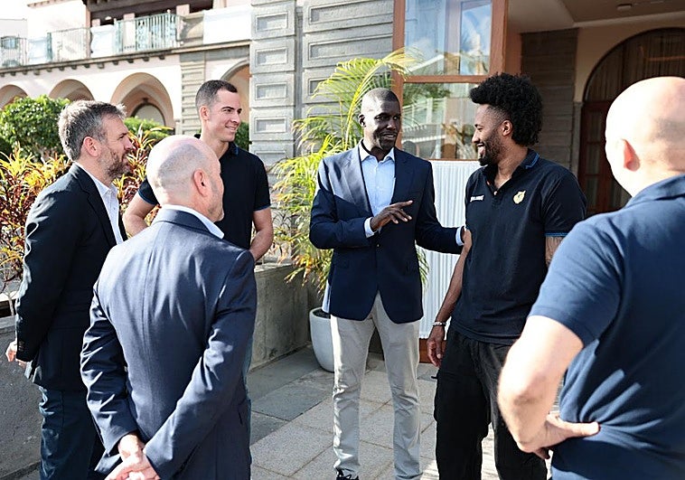 Directivos y jugadores del Dreamland Gran Canaria en el acto de presentación frente a los medios.