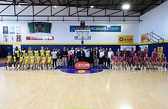 Tanto la directiva como el cuerpo técnico y las dos primeras plantillas del Spar Gran Canaria posaron ante los medios junto con representantes de las distintas adminsitraciones.