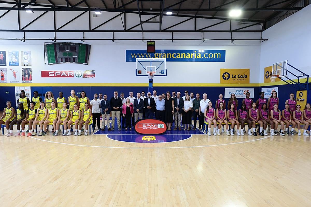 Tanto la directiva como el cuerpo técnico y las dos primeras plantillas del Spar Gran Canaria posaron ante los medios junto con representantes de las distintas adminsitraciones.