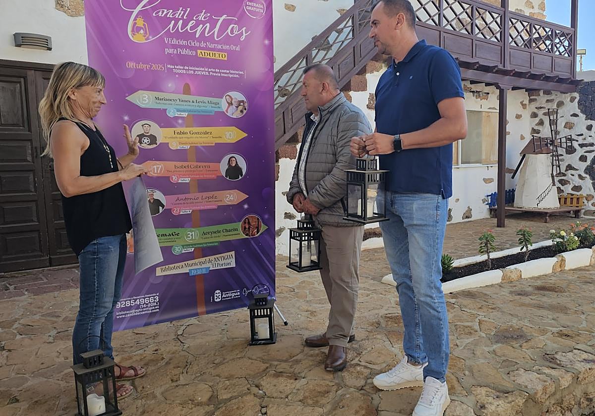 La cuentacuentos Gema Gutiérrez, el alcalde Matías Peña y el concejal de Cultura, Jonathan Peña, en el patio de El Portón, escenario de las narraciones orales para adultos.