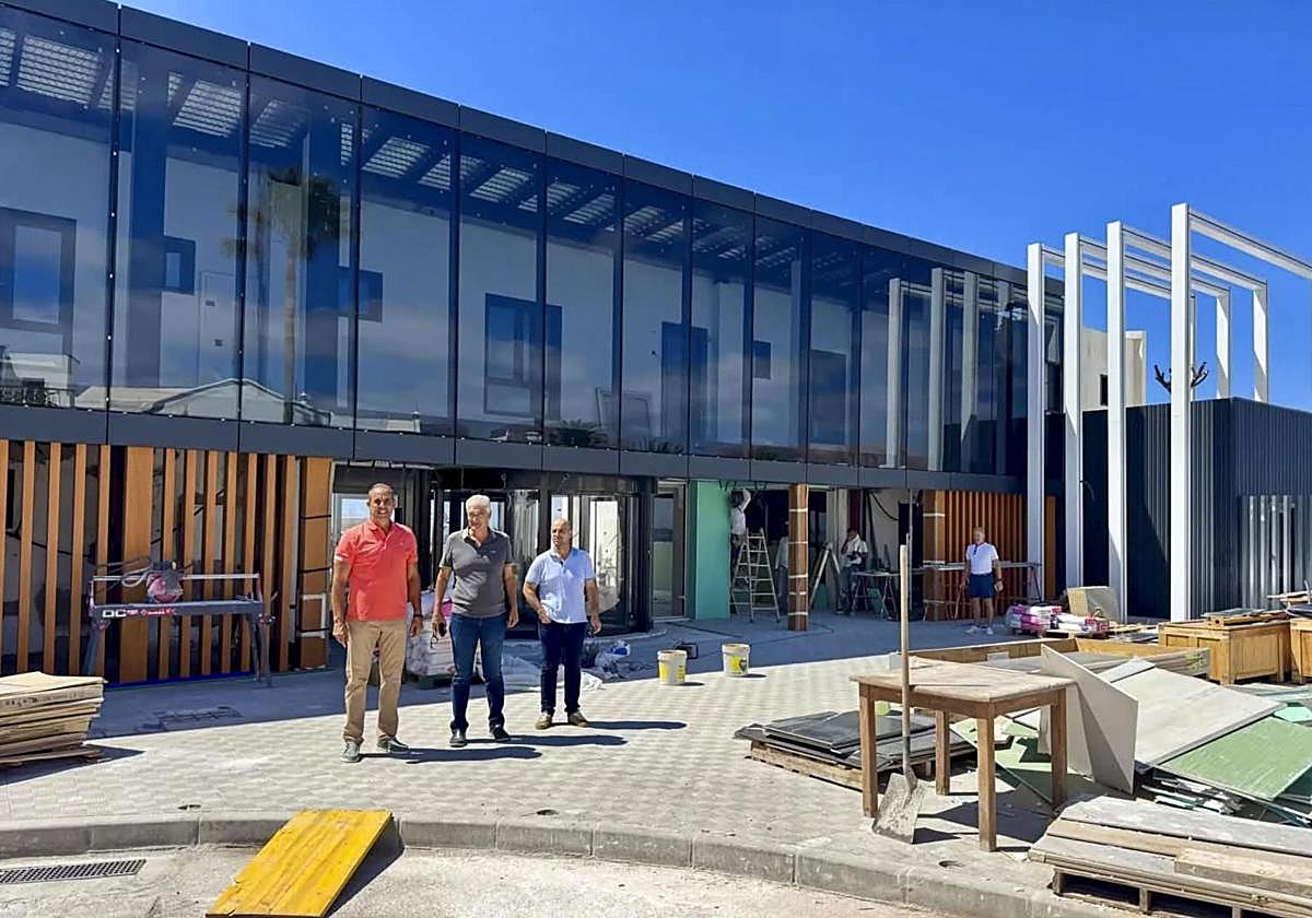 Autoridades de Tías conociendo el nuevo recinto.