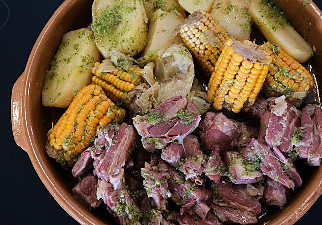 A las costillas de cerdo con piña y papas, le añade col.