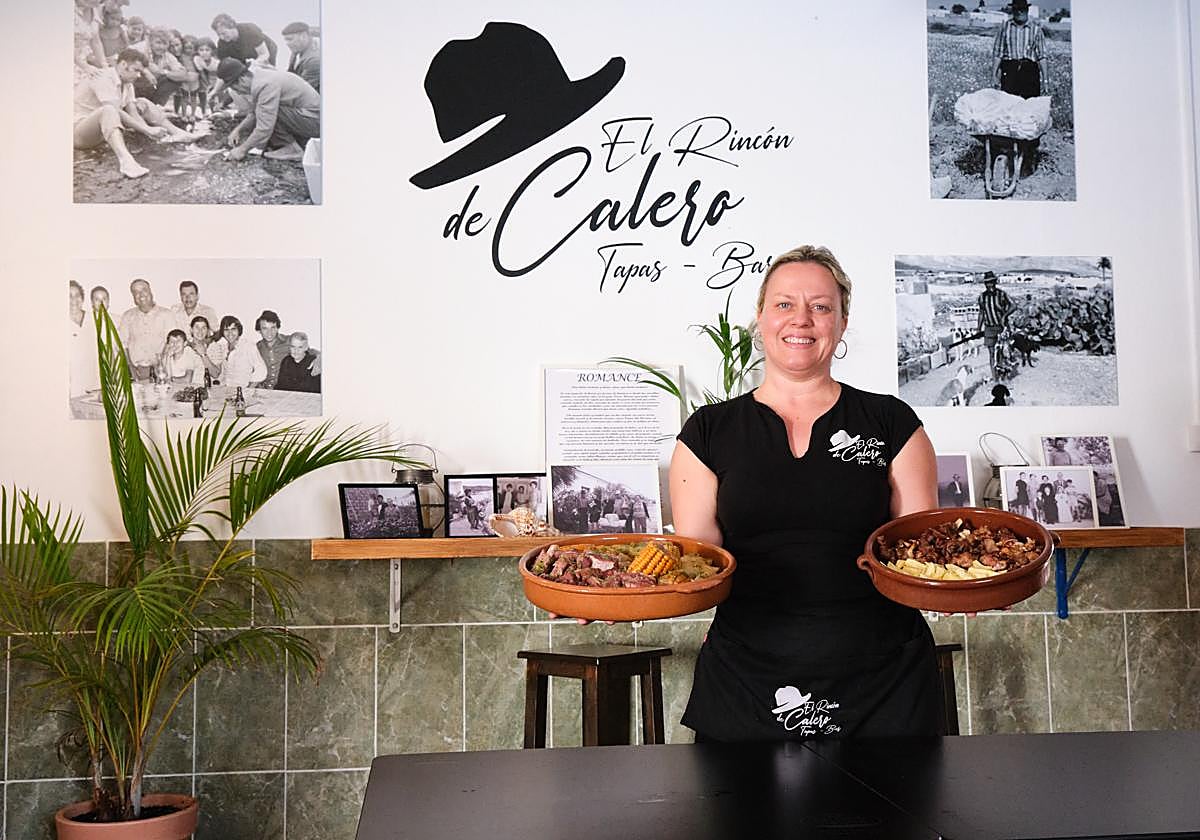 Selena Cabrera Calero muestra los platos estrellas de El Rincón de Calero: el cabrito frito y las costillas con piñas y papas.