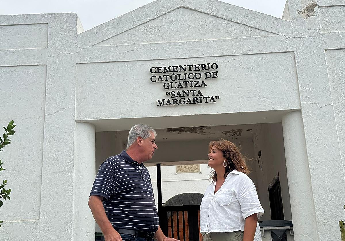 Eugenio Robayna y Olivia Duque, en el cementerio de Guatiza.