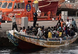 Foto de archivo de uno de los cayucos llegados a Los Cristianos en noviembre de 2020.