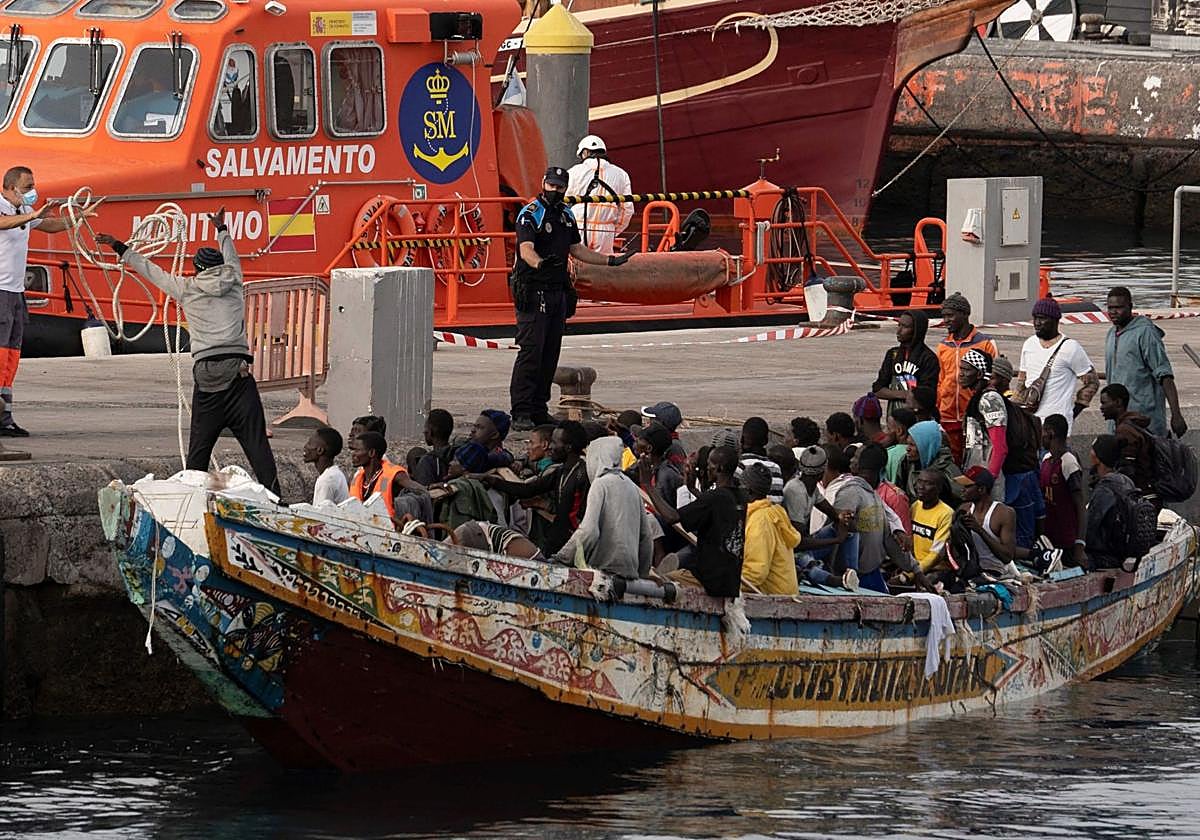 Foto de archivo de uno de los cayucos llegados a Los Cristianos en noviembre de 2020.