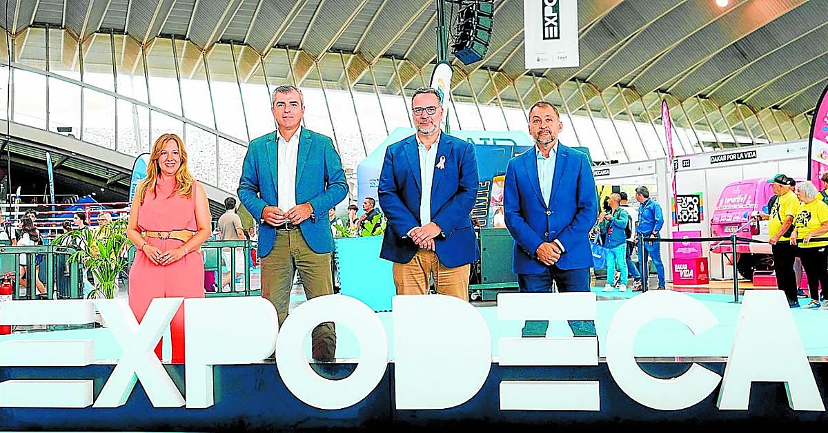 Imagen de Expodeca, con las autoridades presentes en esta Feria de la Actividad Física y del Deporte en Canarias.